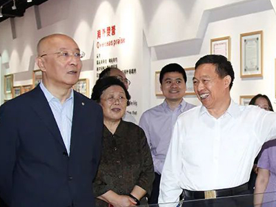 中國(guó)建筑材料聯(lián)合會(huì)黨委書記、會(huì)長(zhǎng)閻曉峰一行親臨鵬飛集團(tuán)調(diào)研